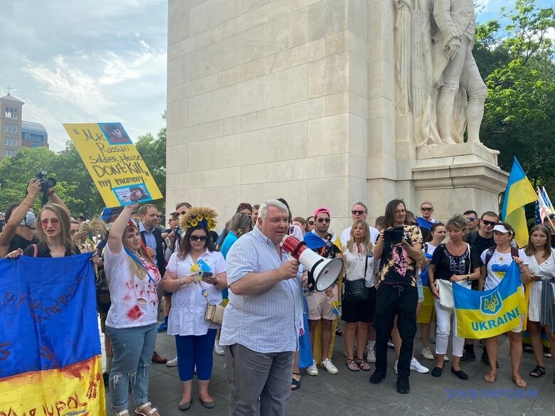 Сотни активистов прошли по центру Нью-Йорка с сине-желтыми флагами 03