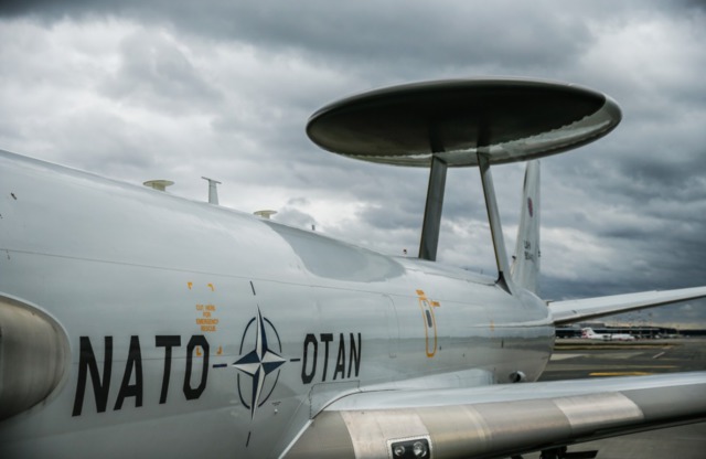Літак-розвідник НАТО із системою AWACS приземлився в Ризі 07