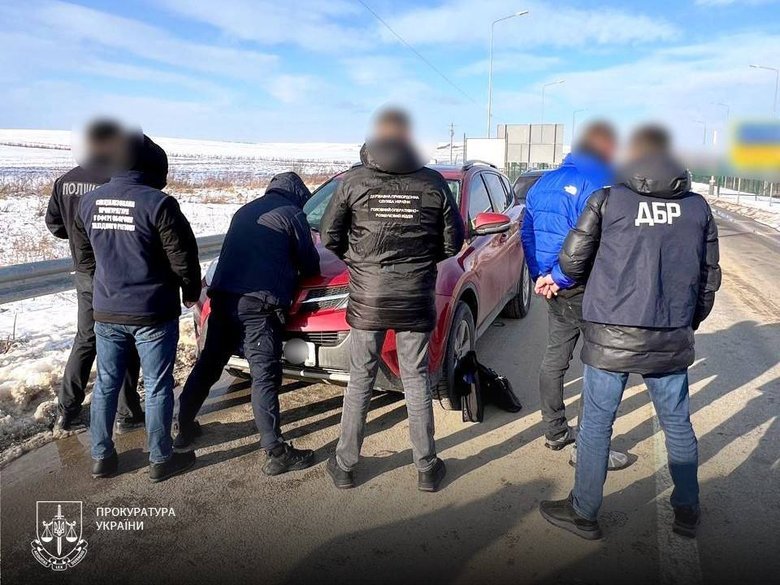 Переправляли ухилянтів за паспортами померлих