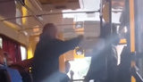 В ужгородській маршрутці нетверезий чоловік побив жінку, бо її дитина не поступилася місцем пенсіонерці. ВIДЕО