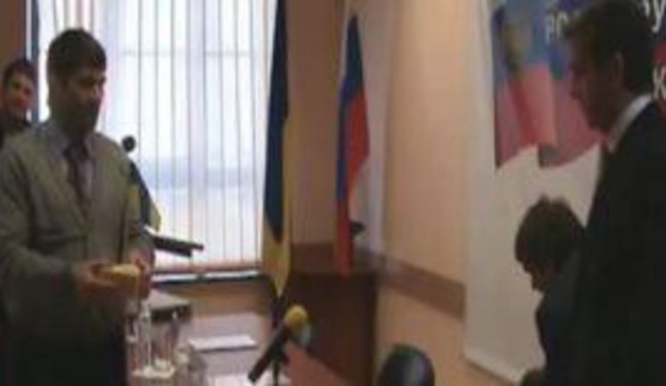 Украинские националисты подарили послу России кусочек сыра: Почему без хлеба? Забери его! Да, за#бал ! ВИДЕО.