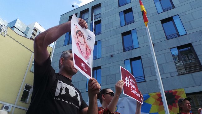 Участники акции Free Sentsov пикетировали посольства Франции и Германии с требованием к Меркель и Макрону лично подключиться к освобождению украинца 08