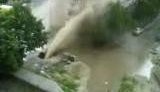 На Троещине 12-метровый фонтан воды с грязью и камнями затопил квартиры на четырех этажах ближайшего дома. ВИДЕО. (обновлено)