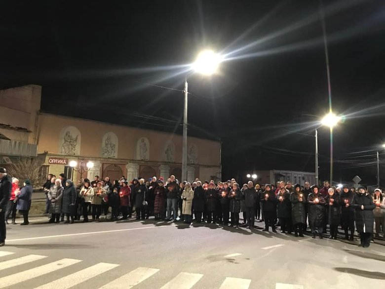 Тульчин живым коридором встретил тело погибшего в результате российского обстрела воина 56-й ОМПБр Дениса Кононенко. Люди стали на колени перед героем 11