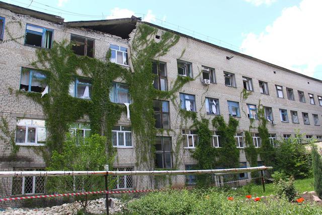 Наслідки обстрілу бойовиками Красногорівки 01 Наслідки обстрілу бойовиками Красногорівки 01