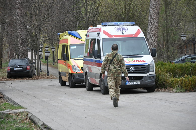 Штаб військових медиків Першого добровольчого мобільного шпиталю в маєтку Пінчука 01