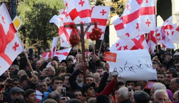 Намети і безстрокова акція протесту: в Грузії опозиція незадоволена результатами виборів президента і вимагає дострокових парламентських виборів
