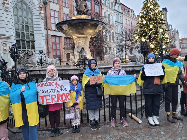 В Гданьске протестовали против ракетных атак РФ по Украине 09 В Гданьске протестовали против ракетных атак РФ по Украине 09