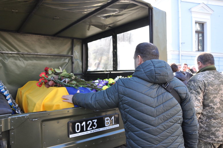 В Києві попрощалися із загиблим внаслідок російського обстрілу розвідником 30-ї ОМБр Антоном Сидоровим 56