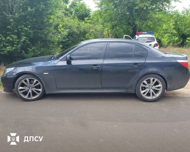 Розшукуваний правопорушник втікав та наїхав на прикордонника