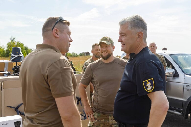 Порошенко передав захисникам на Покровському напрямку FPV-дрони, РЕБ та авто