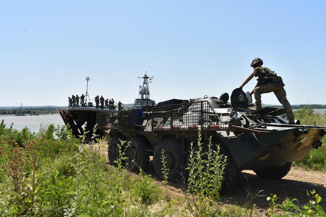 Десантники та військові моряки відпрацювали навчально-бойові завдання в Чорному морі, - Міноборони 06 Десантники та військові моряки відпрацювали навчально-бойові завдання в Чорному морі, - Міноборони 06