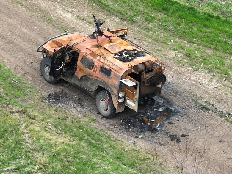 Украинские воины из Корсара уничтожили 1 БМП и три бронеавтомобиля Тигр 01