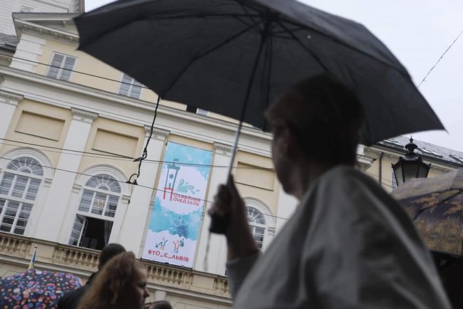 Обливаний понеділок: мер Львова Садовий намок до нитки 02