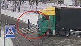 Водій фури збив жінку на пішохідному переході в Києві, - поліція. ВIДЕО камер спостереження