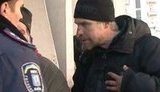"Мы что, собаки? Вы что, люди, с ума сошли?" - бездомных не пустили к Азарову на разговор. ВИДЕО