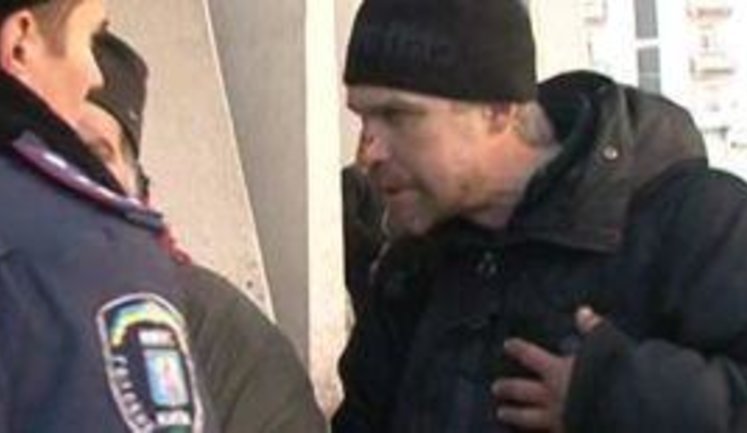 "Мы что, собаки? Вы что, люди, с ума сошли?" - бездомных не пустили к Азарову на разговор. ВИДЕО