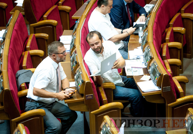 Відкриття сесії, жестикулювання Гройсмана, розмова Андрієвського й Луценко і плакат Медведчук підарешт - робочий день у ВР 4 вересня 21