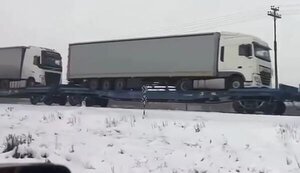 Украинские грузовики пересекают заблокированную со стороны Польши границу на железнодорожных платформах. ВИДЕО