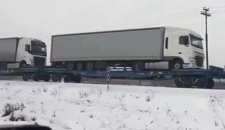 Украинские грузовики пересекают заблокированную со стороны Польши границу на железнодорожных платформах. ВИДЕО