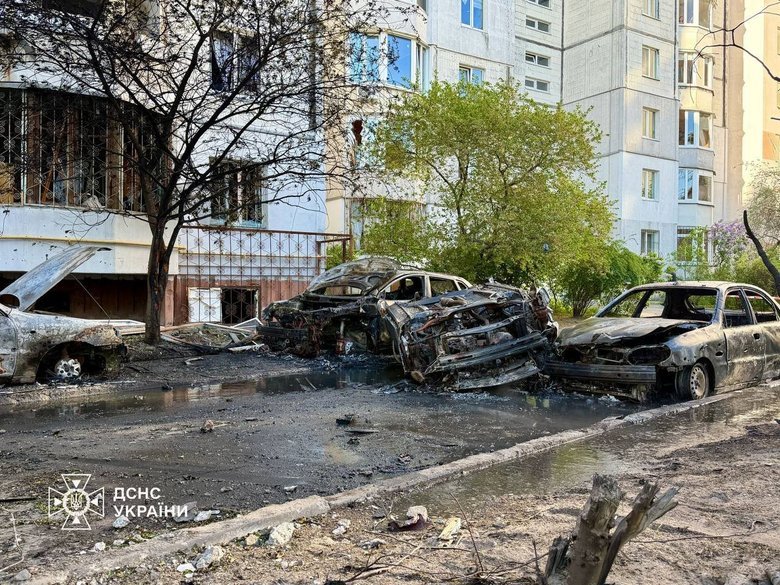 Російська атака на Київ: сотні рятувальників працюють на місцях руйнувань