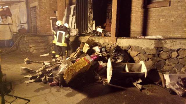В Киеве возле метро Петровка загорелись склады 13