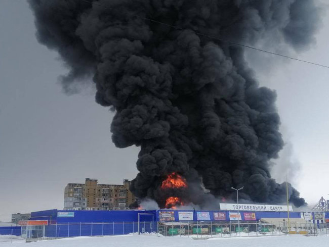 У ТЦ Епіцентр на Миколаївщині сталася масштабна пожежа 01
