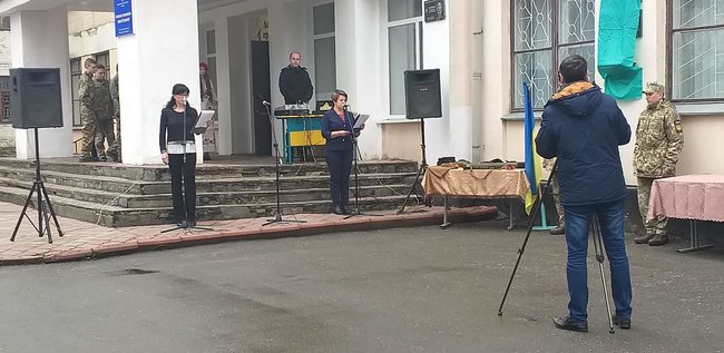 Мемориальные доски погибшим в зоне АТО воинам Сергею Ткачуку, Виктору Войцеховскому и Олегу Бурцу открыли на фасаде школы в Пятихатках на Днепропетровщине 16