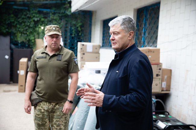 Порошенко привіз для воїнів 10-ї ОГШБ обладнання майже на мільйон грн, - ЄС 04