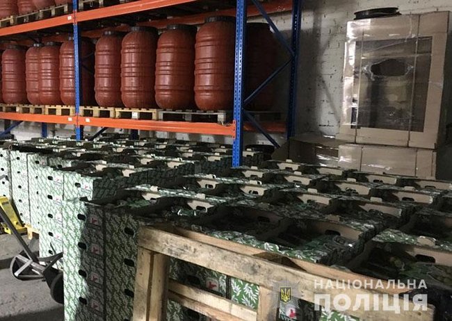Подпольное производство фальсификата оливкового масла известных торговых марок ликвидировано в Киеве, - Нацполиция 01