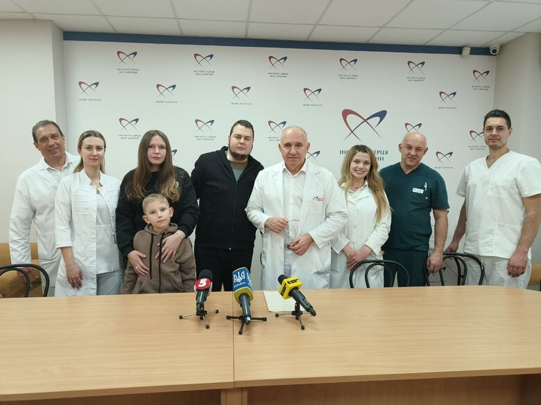 З Петром і його родиною лікарі Інституту серця, які брали участь у його рятуванні