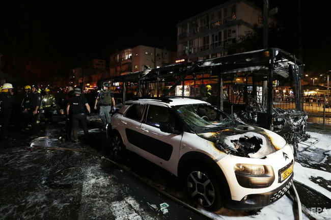 Ракетні обстріли і вуличні заворушення: кадри з Ізраїлю 04