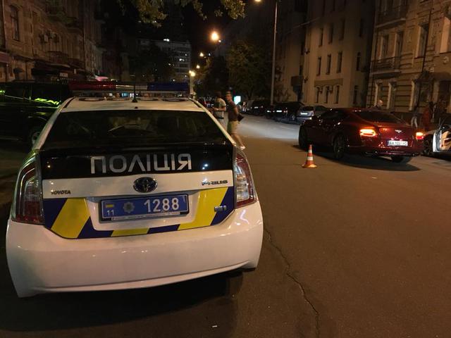 Сын депутата Шуфрича на Bentley сбил мужчину в центре Киева 02