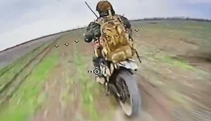 Операторы дронов в поле загнали до смерти двух российских мотоштурмовиков. ВИДЕО