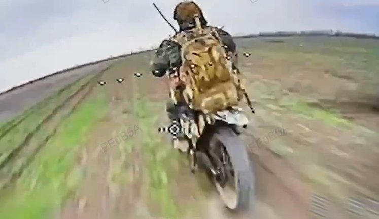 Операторы дронов в поле загнали до смерти двух российских мотоштурмовиков. ВИДЕО