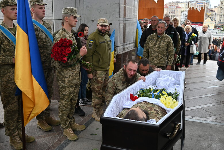 У Києві попрощалися з командиром роти стрілецького батальйону Олександром Пастухом (Добрим), який загинув у бою проти рашистів на Луганщині 54