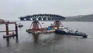 "Унікальний тип ремонту": У Києві на мосту Метро встановлюють підтримувальні арочні конструкції. ФОТО