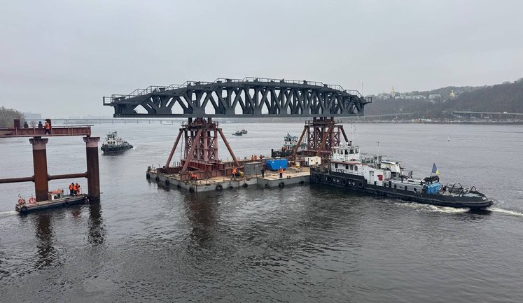 "Унікальний тип ремонту": У Києві на мосту Метро встановлюють підтримувальні арочні конструкції. ФОТО
