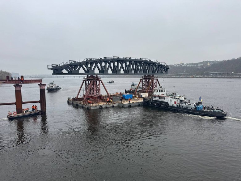 У Києві на мосту Метро встановлюють підтримувальні арочні конструкції