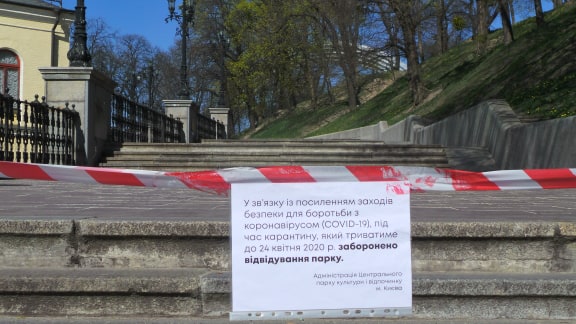 Киев на карантине: пустые парки и одинокие прохожие 35