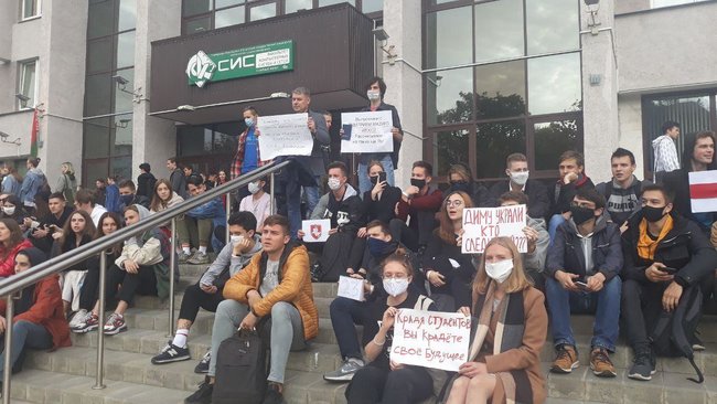 Студенти в Білорусі влаштували сидячий протест 02