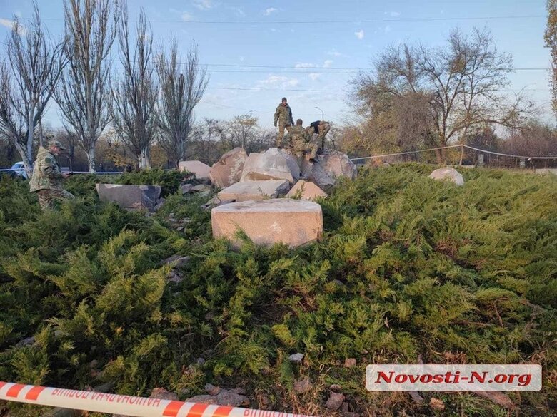 В Николаеве взорвали обелиск Родина-мать 01