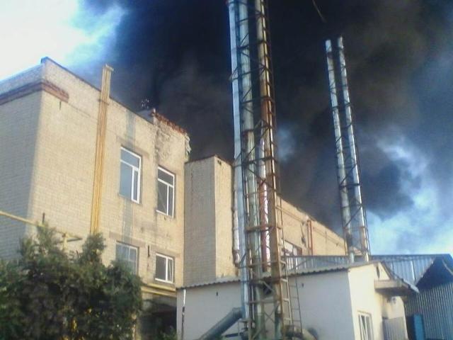 Масштабный пожар в Харькове: горит производственное помещение 01
