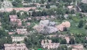 Пілоти винищувачів МіГ-29 знищили будівлю зі скупченням окупантів двома бомбами AASM Hammer. ВIДЕО