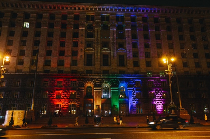 Мэрию Киева подсветили цветами ЛГБТ-флага по случаю Международного дня прав человека 02 Мэрию Киева подсветили цветами ЛГБТ-флага по случаю Международного дня прав человека 02