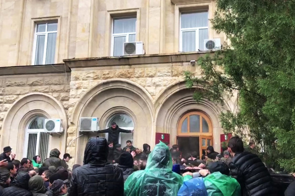 В оккупированной Россией Абхазии протестующие штурмуют администрацию президента 07