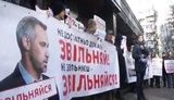 "Не звільняєш - звільняйся", - активісти під Офісом генпрокурора вимагають зняти обвинувачення з Кузьменко. ВІДЕО+ФОТОрепортаж