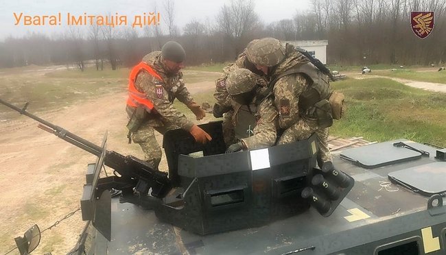 Десантники на Житомирщині провели бойові стрільби з великокаліберних кулеметів, встановлених на бронеавтомобілі, - командування ДШВ 03