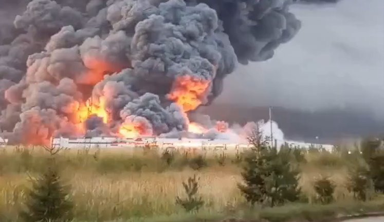 "Еб#ть, да ну нах#й, п#зда": мешканці Подольська спостерігають за масштабною пожежею на складі Wildberries. ВIДЕО