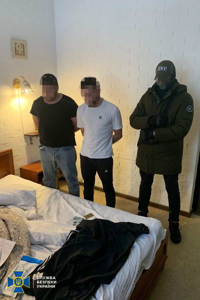 СБУ ликвидировала организованную преступную группировку, занимавшуюся сбытом тяжелых наркотиков: задержаны 8 злоумышленников 02